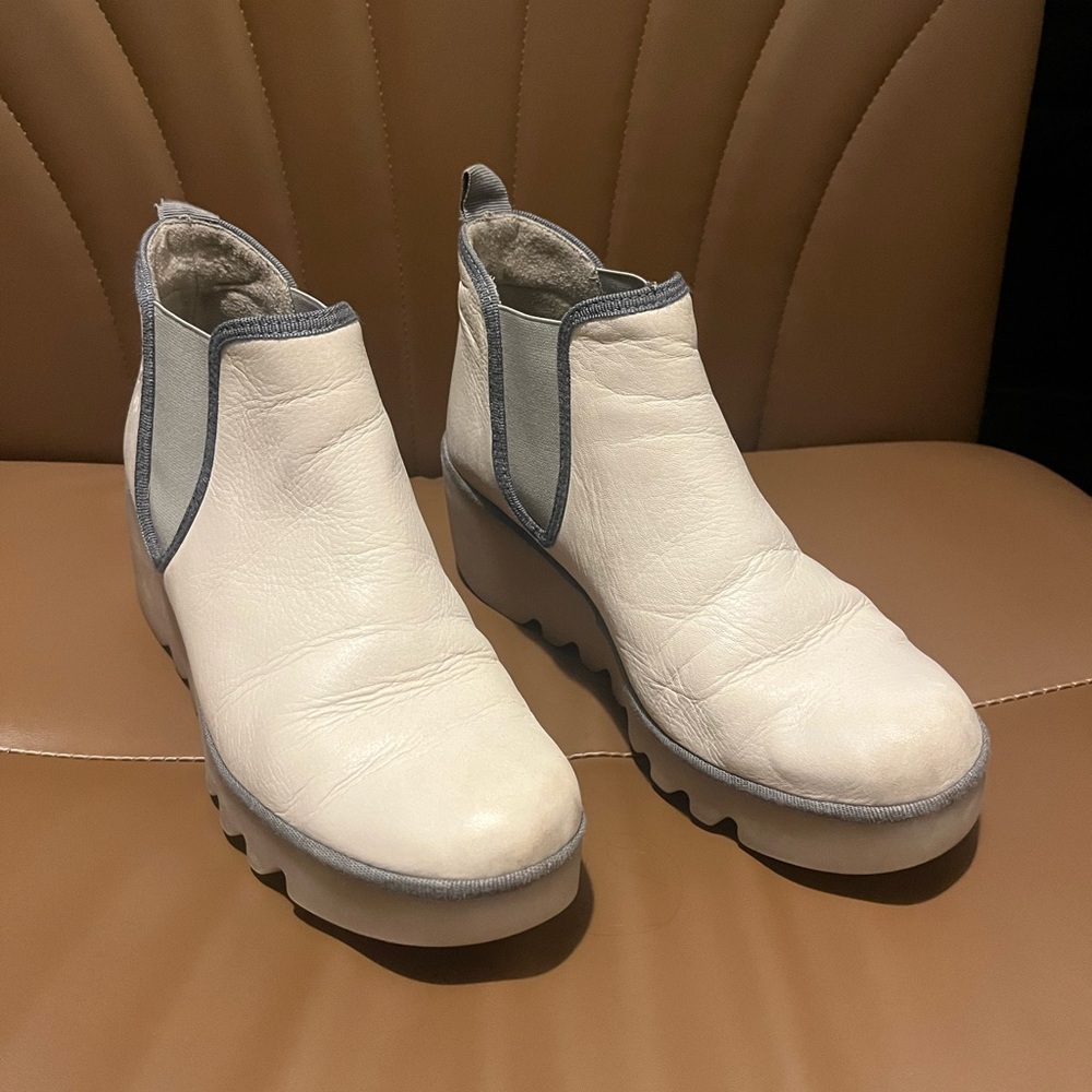 Chelsea Ankle Boots BYNE349FLY WHITE (MILKY SOLE) Fly London